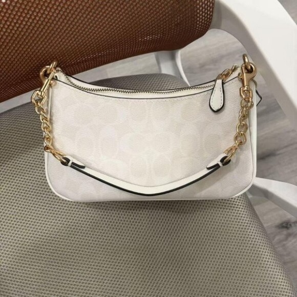 Coach Elegant White Shoulder Bag with Gold Chain - Picture 3 of 6